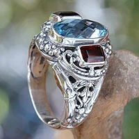 Anillo de cóctel de topacio azul y granate, 'Limpid Pool' - Anillo de cóctel de plata con topacio azul y granate de Bali