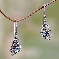 Pendientes colgantes de topacio azul, 'Kupu-Kupu' - ​​Pendientes colgantes de mariposa de topacio azul de Bali