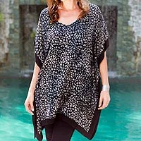 Rayon-Batik-Kaftan, „Borneo Slate“ – Handgefertigter Rayon-Batik-Kaftan für Damen in Grau