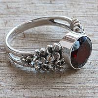 Granat-Blumenring, „Crimson Frangipani“ – Granat- und Sterlingsilber-Blumenring