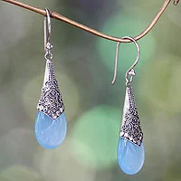 Pendientes colgantes de calcedonia, 'Puncak Jaya in Blue' - Pendientes colgantes de calcedonia azul claro y plata de ley