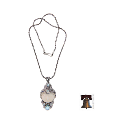Halskette mit Anhänger aus blauem Topas und Knochen, „Dayang Sumbi“ – Halskette mit geschnitztem Anhänger aus Knochen und blauem Topas aus Silber