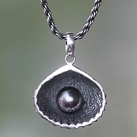 Collar colgante de perlas cultivadas, 'Sea Treasure in Black' - Collar colgante de concha de perla negra de comercio justo