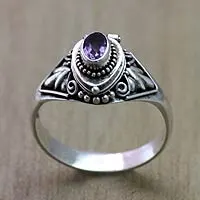 Amethyst-Medaillonring, „Mysterious Garden“ – Fair gehandelter Silber- und Amethyst-Medaillonring aus Bali