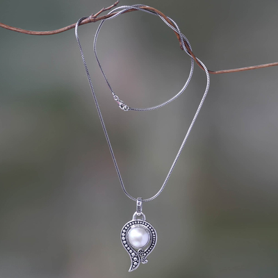 Anhänger-Halskette aus Zuchtperlen, 'Snow Catcher' - Handgefertigte Sterling Silber und weiße Mabe Perlenkette