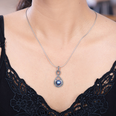 Halskette mit Zuchtperlen-Anhänger, 'Infinite Blue' (Unendliches Blau) - Blaue Mabe-Perle und Sterling-Silber-Anhänger-Halskette