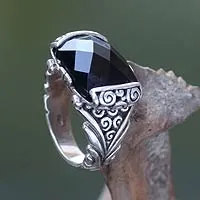 Anillo de cóctel de ónix, 'Altar' - Anillo de plata de ley y ónix negro de comercio justo para mujer