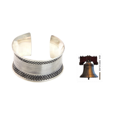Manschettenarmband aus Sterlingsilber, 'Sukawati-Spitze'. - Breites Manschettenarmband aus Sterlingsilber für Damen aus Bali