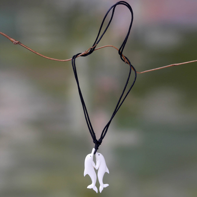 Halskette mit Knochenanhänger - Halskette mit Anhänger aus geschnitztem Kuhknochen mit Delfin-Motiv