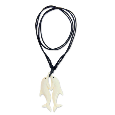 Halskette mit Knochenanhänger - Halskette mit Anhänger aus geschnitztem Kuhknochen mit Delfin-Motiv