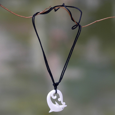 Halskette mit Knochenanhänger - Halskette mit Anhänger aus geschnitztem Delfinknochen an schwarzem Kordel