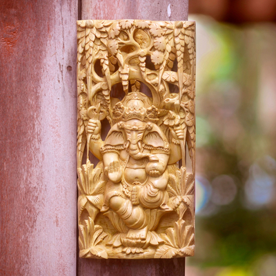 Holzreliefplatte, „Lord Ganesha“ – Lord Ganesha-Reliefplatte aus naturfarbenem Holz aus Bali