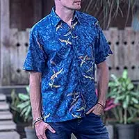 Camisa batik de algodón para hombre, 'Indigo Birds' - Camisa batik de algodón tejida para hombre azul hecha a mano de Bali