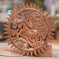 Holzreliefpaneel, „Entspannender Krishna“ – handgeschnitztes rundes Krishna-Holzrelief-Wandpaneel aus Bali