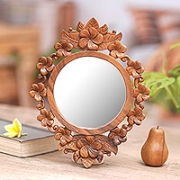 Espejo de pared con marco de madera, 'Gianyar Moon' - Espejo de pared floral redondo de madera tallada a mano de Bali