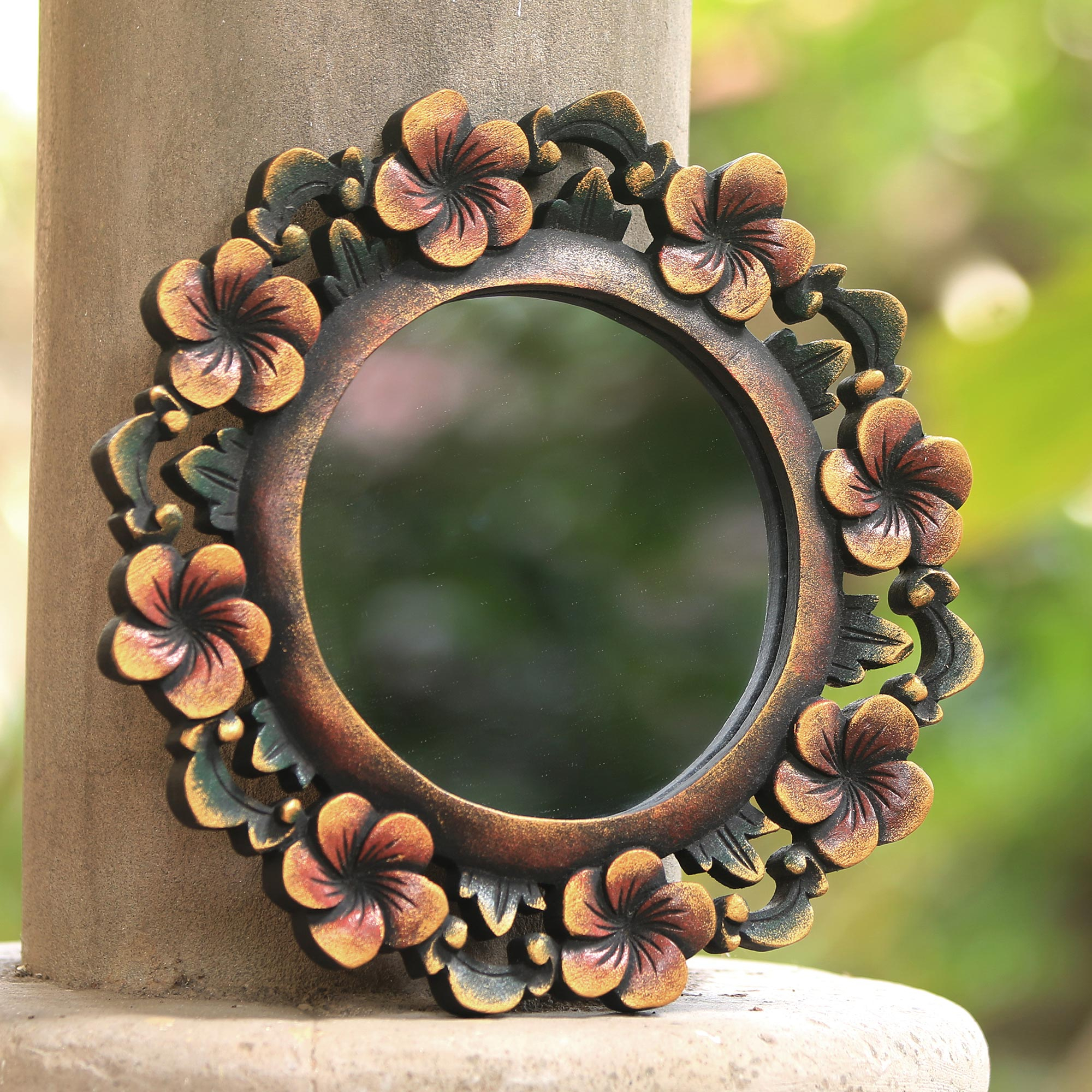 Espejo redondo de madera encalado motivo floral grabado, 'Jardín balinés