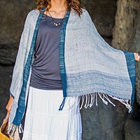 Baumwollschal, „Sheer Denim Blue“ – balinesischer handgewebter Schal aus reiner Baumwolle mit natürlichen Farbstoffen