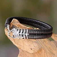 Herrenarmband aus Leder und Sterlingsilber, „Gone Fishing“ – Einzigartiges Herrenarmband aus Leder und 925er Silber mit Fischmotiv