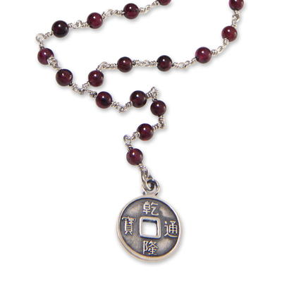 Granat-Y-Halskette, „Crimson Pis Bolong“ – Halskette aus Granat und Sterlingsilber mit Glücksmünze
