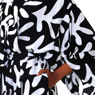 Lange Robe aus Viskose - Langer Seidenmantel für Damen mit Siebdruck in Schwarz und Weiß