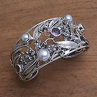 Manschettenarmband aus Amethyst und Zuchtperlen, „Temple Garden“ – Manschettenarmband aus 925er Silber mit Blumenmuster, Amethysten und Perlen