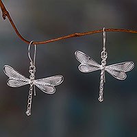 Pendientes colgantes de plata de primera ley, 'White Dragonfly' - Pendientes de libélula en plata de ley arenada 925