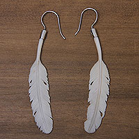 Pendientes colgantes de hueso, 'Paloma blanca' - Pendientes de hueso de gancho de plata hechos a mano con tema de plumas