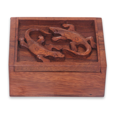 Holzkiste - Handgeschnitzte Holzkiste mit Gecko-Reliefskulptur auf dem Deckel