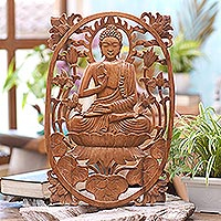 Reliefplatte aus Holz, „Meditierender Buddha“ – Handgeschnitzte balinesische Buddha-Reliefplatte für die Wand