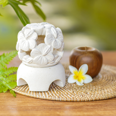 Teelichthalter aus Kalkstein - Geschnitzter floraler Teelichthalter aus Kalkstein aus Bali