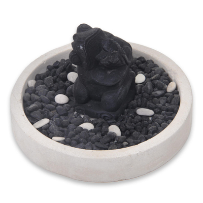 Estatuilla de piedra - Figura de Piedra Rana Negra con Flor y Base Blanca