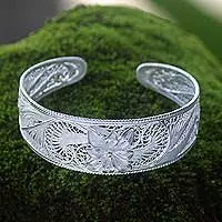 Filigranes Manschettenarmband aus Sterlingsilber, „White Gardenia“ – Filigranes Manschettenarmband mit Blumenmuster, hergestellt aus Silber auf Bali