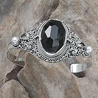 Manschettenarmband aus Zuchtperlen und Onyx mit Blumenmuster, „Frangipani Treasures“ – Armband aus Sterlingsilber mit Blumenschmuck aus Onyx und Perlen