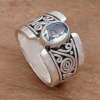 Blauer Topas-Einzelsteinring, „Blue Karma“ – handgefertigter breiter Ring aus Sterlingsilber mit blauem Topas