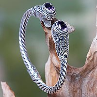 Brazalete de puño de amatista con acento dorado, 'Emperatriz de Gelgel' - Brazalete de puño de plata con bisagras de Bali hecho a mano con amatistas