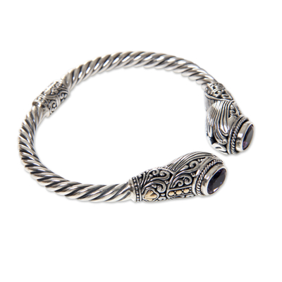 Manschettenarmband mit Amethyst und Goldakzent - Handgefertigtes Bali-Armband aus Silber mit Scharnier und Amethysten