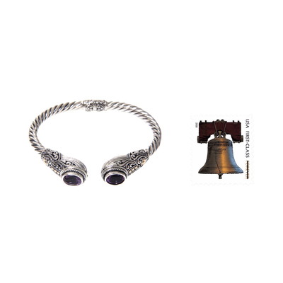 Manschettenarmband mit Amethyst und Goldakzent - Handgefertigtes Bali-Armband aus Silber mit Scharnier und Amethysten