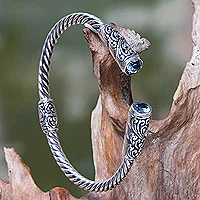 Brazalete de topacio azul, 'Beacon of Light' - Topacio azul en brazalete con bisagras de plata de ley de Bali