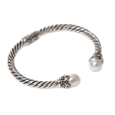 Manschettenarmband aus Zuchtperlen - Silbrig-weiße Perlen an einem aufklappbaren Manschettenarmband aus Sterlingsilber