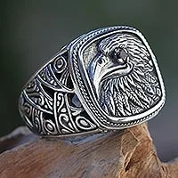 Anillo de sello granate, 'Java Eagle' - Anillo de plata de ley y granate hecho a mano con tema de águila