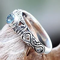 Blauer Topas-Solitärring, „Hearts Connected“ – Blauer Topas-Solitärring aus handgefertigtem Bali-Silber