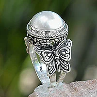 Cocktailring aus Zuchtperlen, „Butterfly Moon“ – Ring aus Mabe-Perle auf Sterlingsilber mit Schmetterlingen