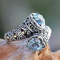 Anillo de cóctel con topacio azul y detalles dorados, 'Romantic at Heart' - Topacio azul en anillo de plata de ley con detalles chapados en oro