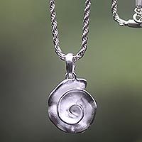 Halskette mit Anhänger aus Sterlingsilber, „White Nautilus“ – Muschelförmige Halskette mit Anhänger aus Sterlingsilber aus Bali