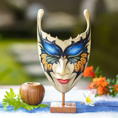 Máscara de madera - Máscara balinesa de madera de hibisco con diseño de mariposas