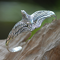 Citrin-Manschettenarmband, „Paradiesvogel“ – handgefertigtes Citrin- und Silber-Manschettenarmband mit Vogelmotiv