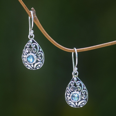 Blautopas-Ohrhänger, (1,2 Zoll) - Balinesisch verzierte handgefertigte blaue Topas-Ohrringe aus Silber