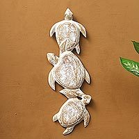 Panel de relieve de madera, 'Sea Turtle Trio' - Talla de panel de relieve de tema de tortuga de madera blanca antigua