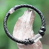 Pulsera envolvente de cuero y plata de primera ley, 'Friendship in Black' - Pulsera de cuero negro trenzada a mano en plata de ley