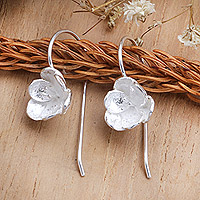 Pendientes colgantes de plata de ley, 'Petite Camellia' - Pendientes colgantes de plata esterlina de Bali